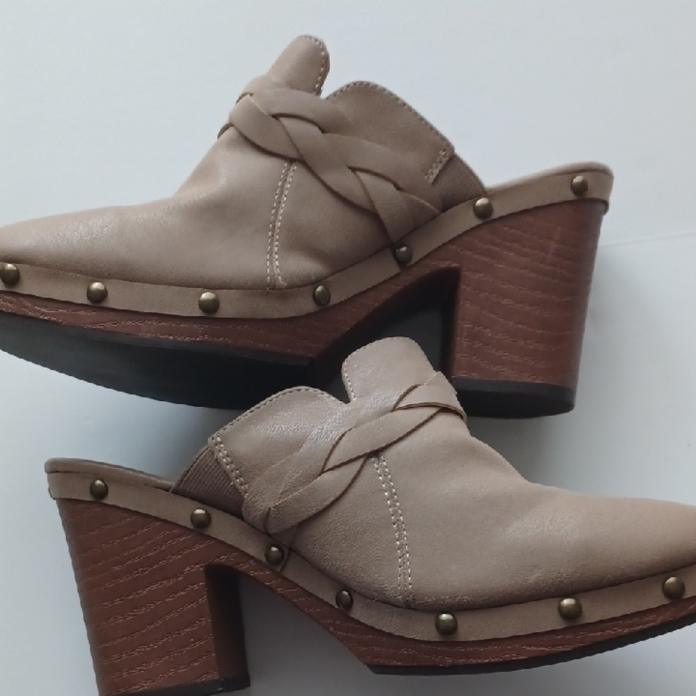 Mia Clogs Size 7M Tan Mules With Studs And Braided Strap Block Heel